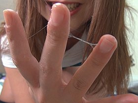ニーハイ・ミニスカ絶対領域チラ見せからのパンツ脱がないでオナニー　サンプル画像02